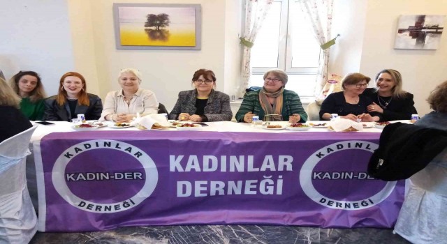 Kadınlar iftar yemeğinde bir aya geldi