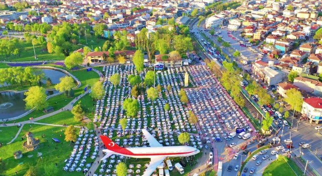 Kadir Gecesinde 5 bin masa kuruldu, 20 bin kişi iftar yaptı