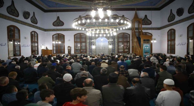 Kadir Gecesinde avuçlar semaya açıldı