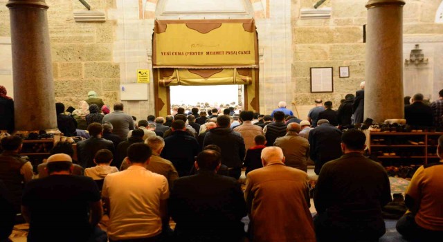 Kadir Gecesinde binler, camilere akın etti