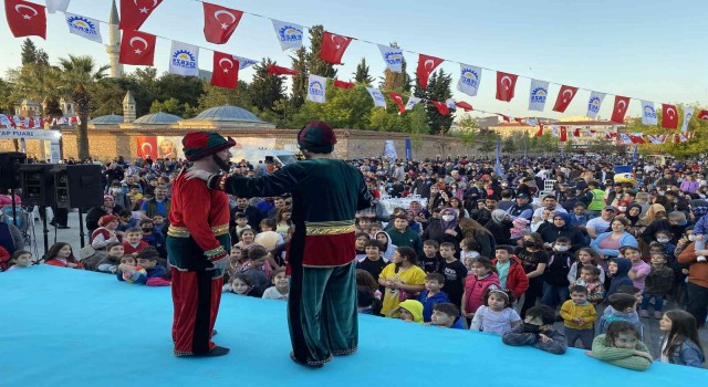 Kadir Gecesinde binlerce kişi kent meydanında oruç açtı