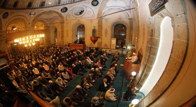 Kadir Gecesinde eller dua için semaya kalktı