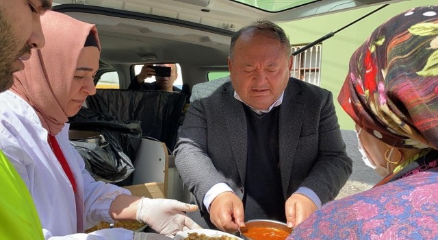 Kadirlide günde 5 bin kişiye sıcak yemek