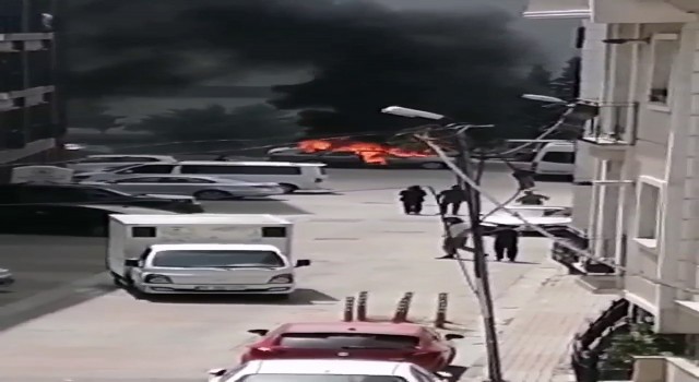 Kağıthanede park halindeki otomobil alev alev yandı