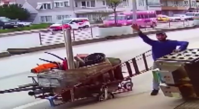 Kameraya el sallayan pişkin hırsızın sonu hapis oldu