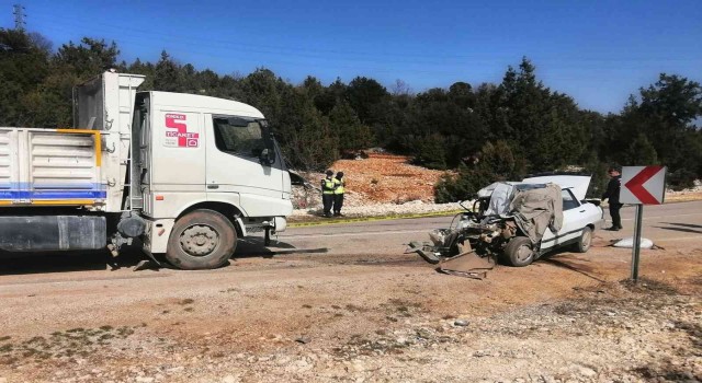 Kamyon otomobili hurdaya çevirdi: 1 ölü