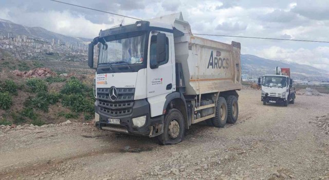 Kamyonun damperi yüksek gerilim teline takıldı, sürücüsü yara almadan kurtuldu