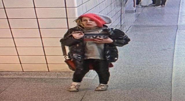 Kanadada metro istasyonunda bekleyen kadın raylara itildi