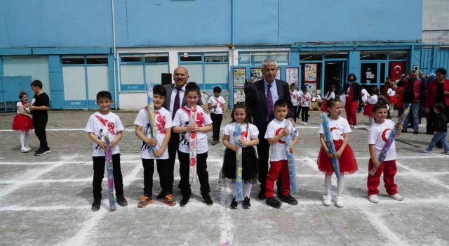 Kandillide Başkan Aydın çocukları sevindirdi