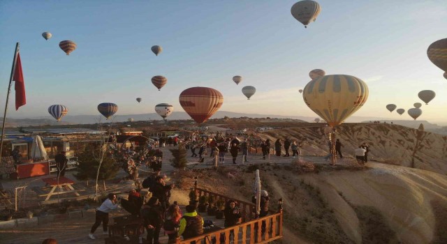 Kapadokyada bir hafta aradan sonra tekrar havalanan görsel şölen oluşturdu