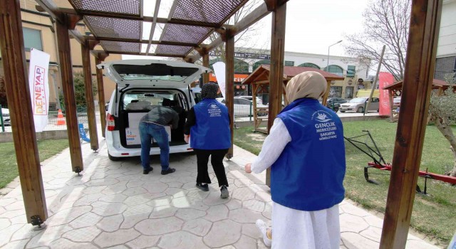 Kapı kapı gezen gönüllü tim yetim aile ve çocuklarına mutluluk dağıtıyor