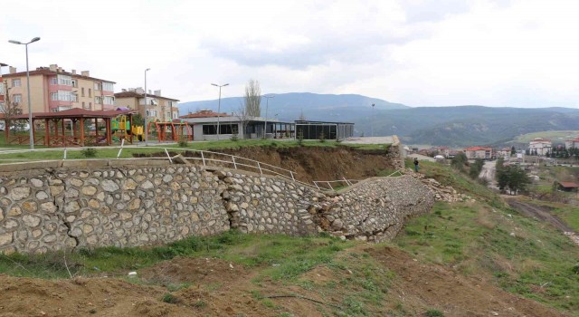 Karabükte çocuk parkında korkutan heyelan