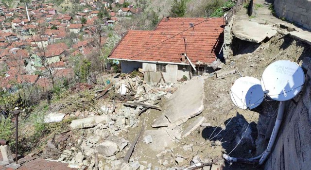 Karabükte heyelan 2 eve zarar verdi