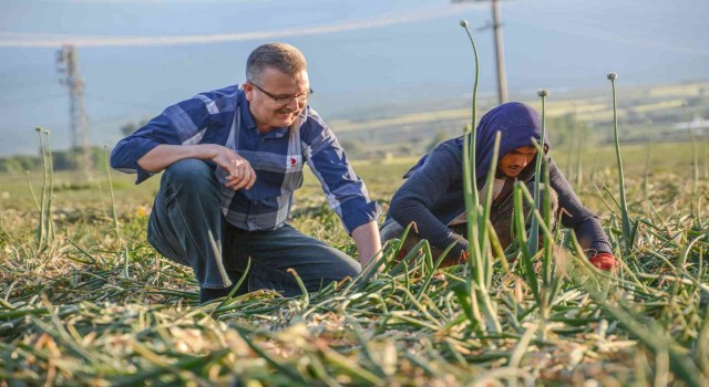 Karacabeyde arazi yollarına rahat ve güvenli ulaşım için düzenlemeler sürüyor