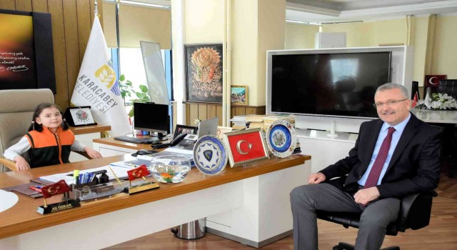 Karacabeyde minik Cemre, başkanlık koltuğunu devraldı