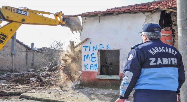 Karacabeydeki metruk binalar bir bir ortadan kaldırılıyor