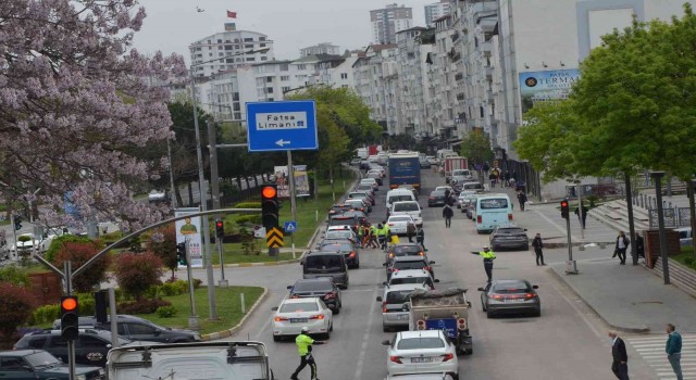 Karadeniz Sahil Yolunda trafik yoğunluğu