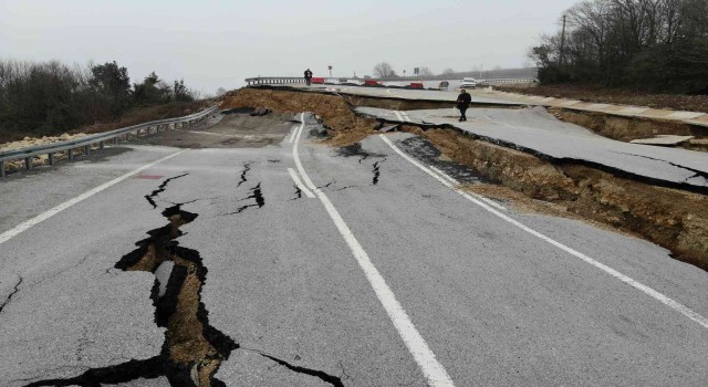 Karadenizi İstanbula bağlayan yol çöktü