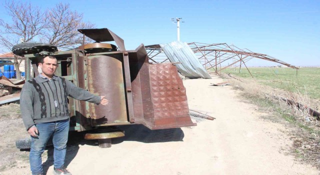 Karamanda çıkan hortum tonlarca ağırlığındaki çatıyı uçurdu, patoz makinesini devirdi