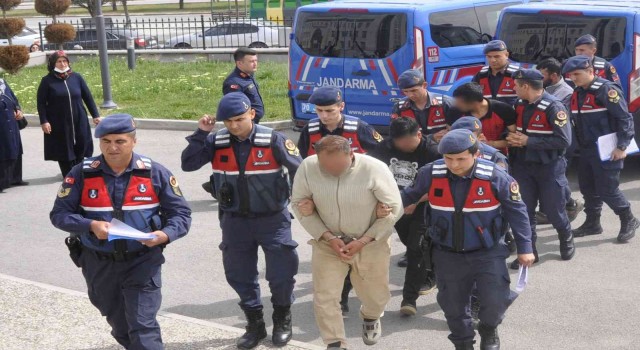 Karamanda hızlı tren hattından döşeme ray çalan 4 şüpheli yakalandı