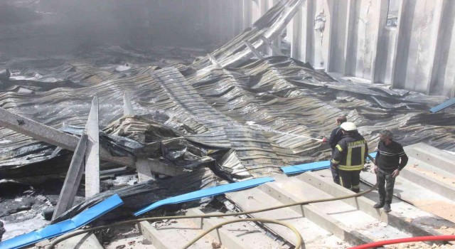 Karamanda köpük ve plastik fabrikasında çıkan yangın söndürüldü