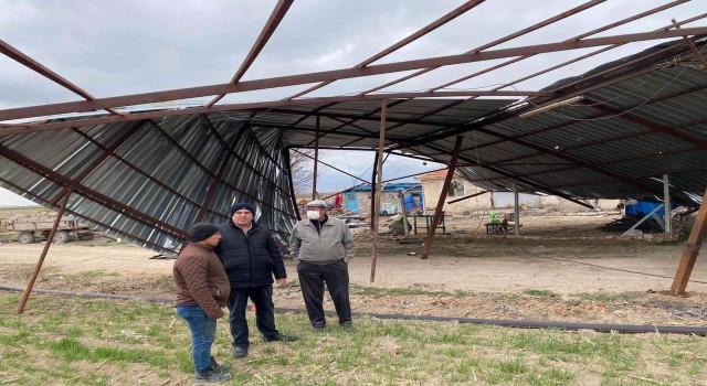 Karamanda şiddetli fırtına çardağın çatısını uçurdu
