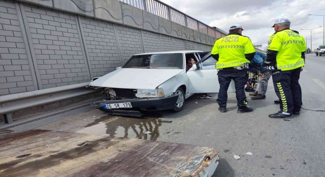 Karayolunda direksiyon hâkimiyetini kaybeden sürücü otomobille refüje çarptı