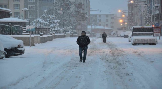 Kars Nisan ayında kışı yaşıyor: Kente kar karlığını 20 santimetreyi geçti