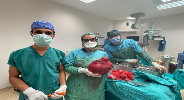 Karsta 65 yaşındaki kadından 6 kilo kitle çıkarıldı