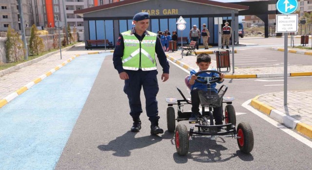 Karsta jandarmadan çocuklara trafik eğitimi