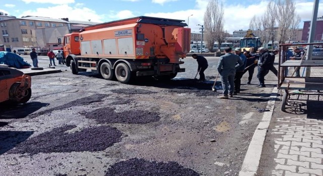 Karsta köstebek yuvasına dönen yollara yamalı önlem