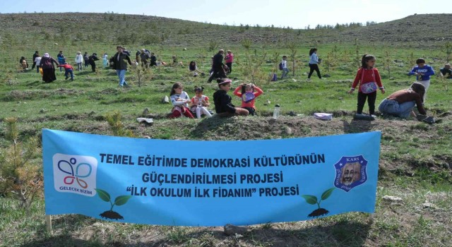 Karsta öğrenciler fidan dikti