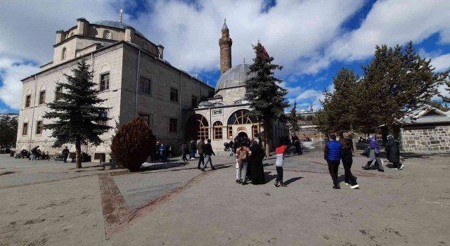 Karsta Ramazan öncesi Harakani Türbesi doldu taştı