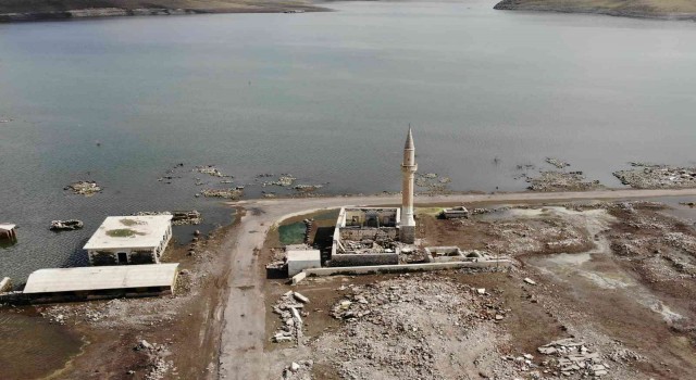 Karsta sel suları Boğazköy camisinin minaresi yıktı