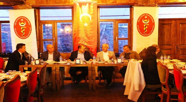 Karsta veteriner hekimler iftarda buluştu