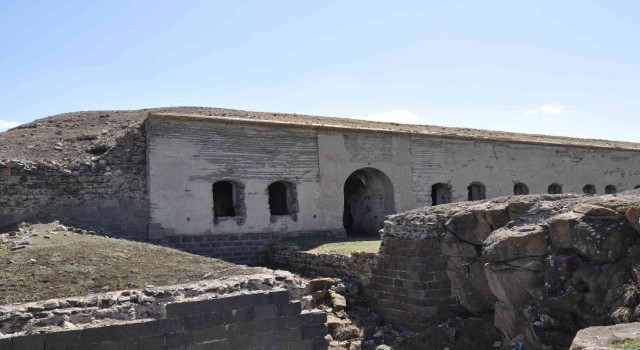 Karsta yaklaşık 200 yıllık tabya gözler önünde yok oluyor