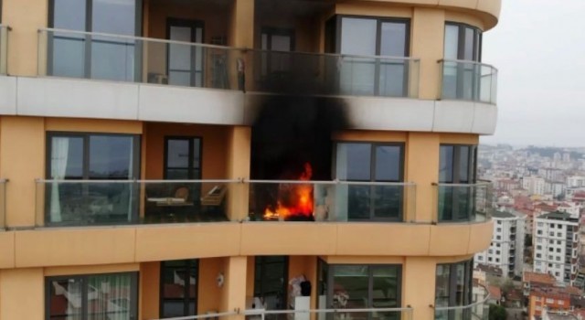 Kartalda 34 katlı bir binanın 21inci katında bilinmeyen bir nedenle yangın çıktı. Olay yerine çok sayıda itfaiye ve sağlık ekibi sevk edildi.