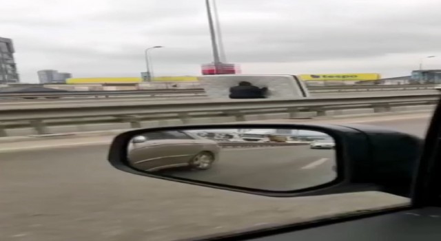 Kartalda motosiklet sürücüsünün yatakla tehlikeli yolculuğu kamerada