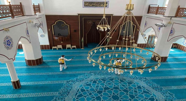 Kartalda Ramazan ayının ilk gününde camiler dezenfekte edildi