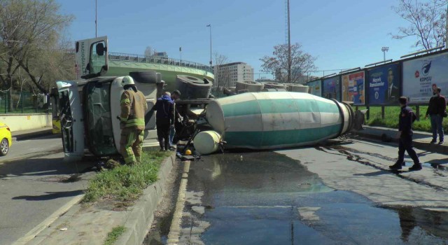 Kartalda virajı alamayan beton mikseri yola devrildi