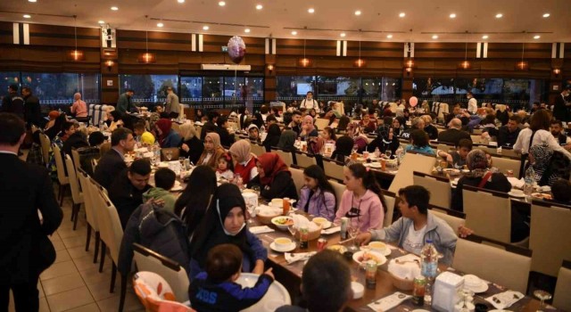 Kartepede çocuklar iftar sofrasında buluştu