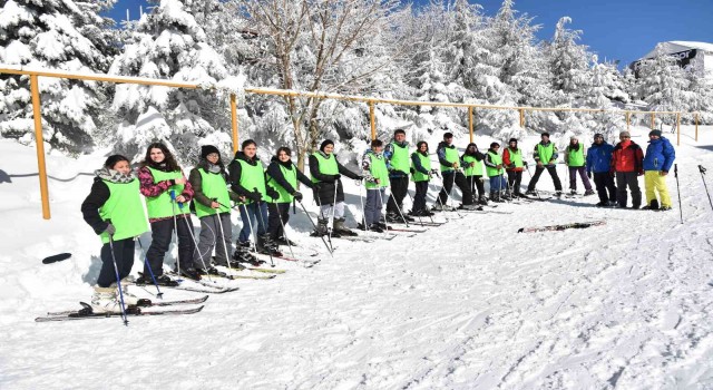 Kartepede gençler kayak yapmayı öğrendi