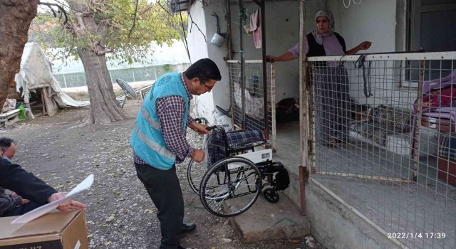 Kaşta ihtiyaç sahibi 10 kişiye tekerlekli sandalye yardımı