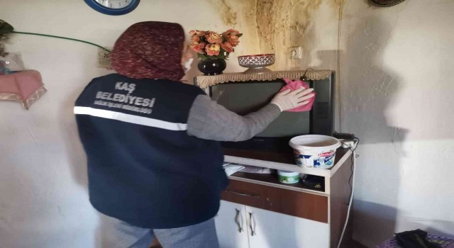 Kaşta ihtiyaç sahibi kişilerin evleri belediye tarafından temizleniyor