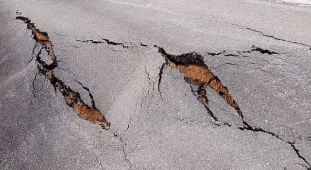 Kastamonuda çöken köy yolu ulaşıma kapandı