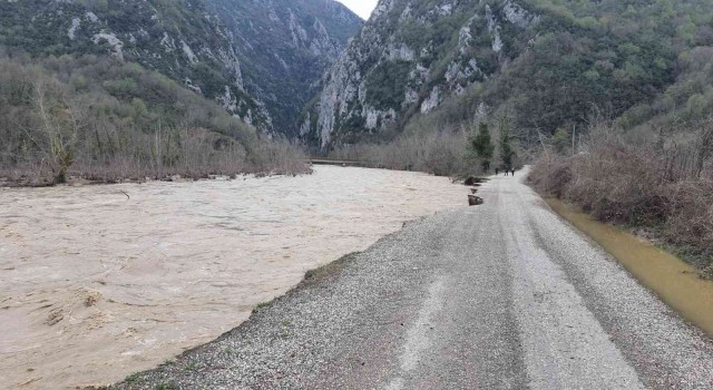 Kastamonuda çöken yol trafiğe kapatıldı