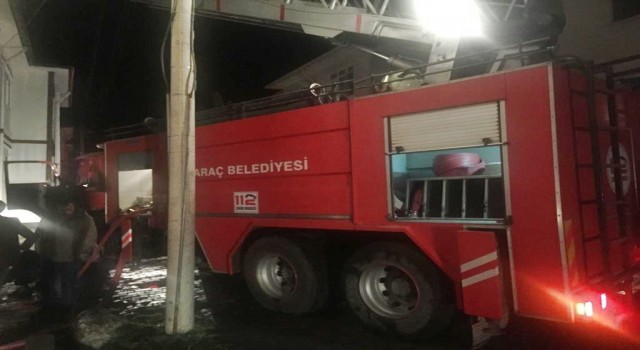 Kastamonuda iki katlı evin çatısı yandı