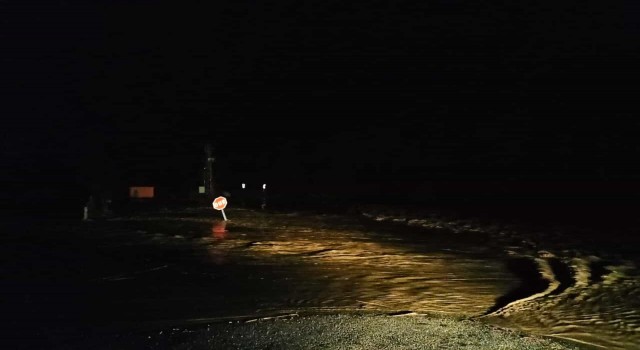 Kastamonuda sağanak yağış sonrası dereler taştı, yol sularla kaplandı