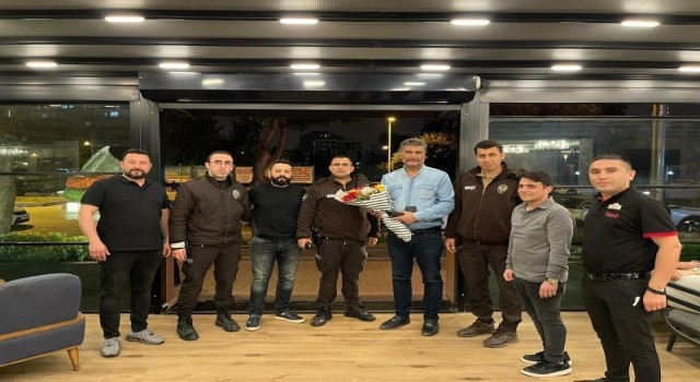Kavga ihbarında bulunup polise pastalı kutlama yaptı