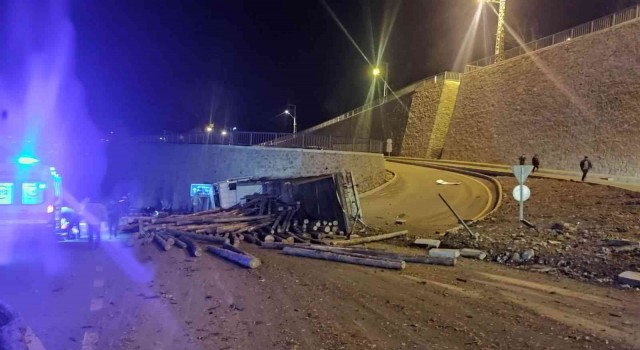 Kavşağı dönemeyen tomruk yüklü kamyon devrildi: 1 yaralı